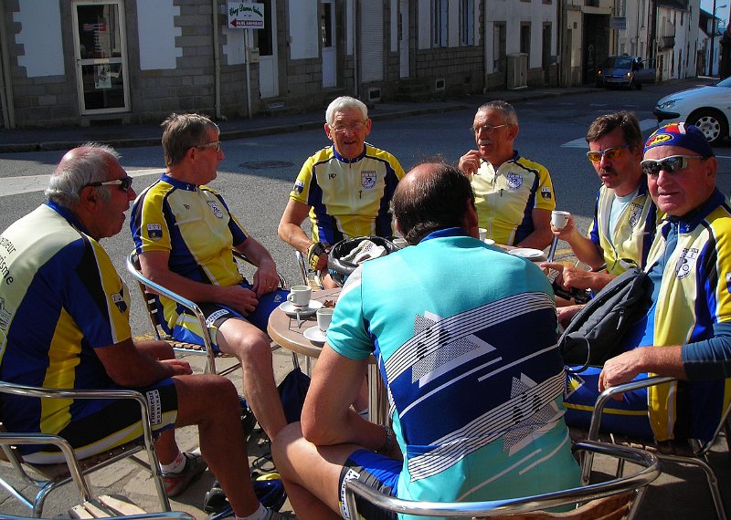 2010-06-24 08 Le Faouet Arret p tit cafe.JPG